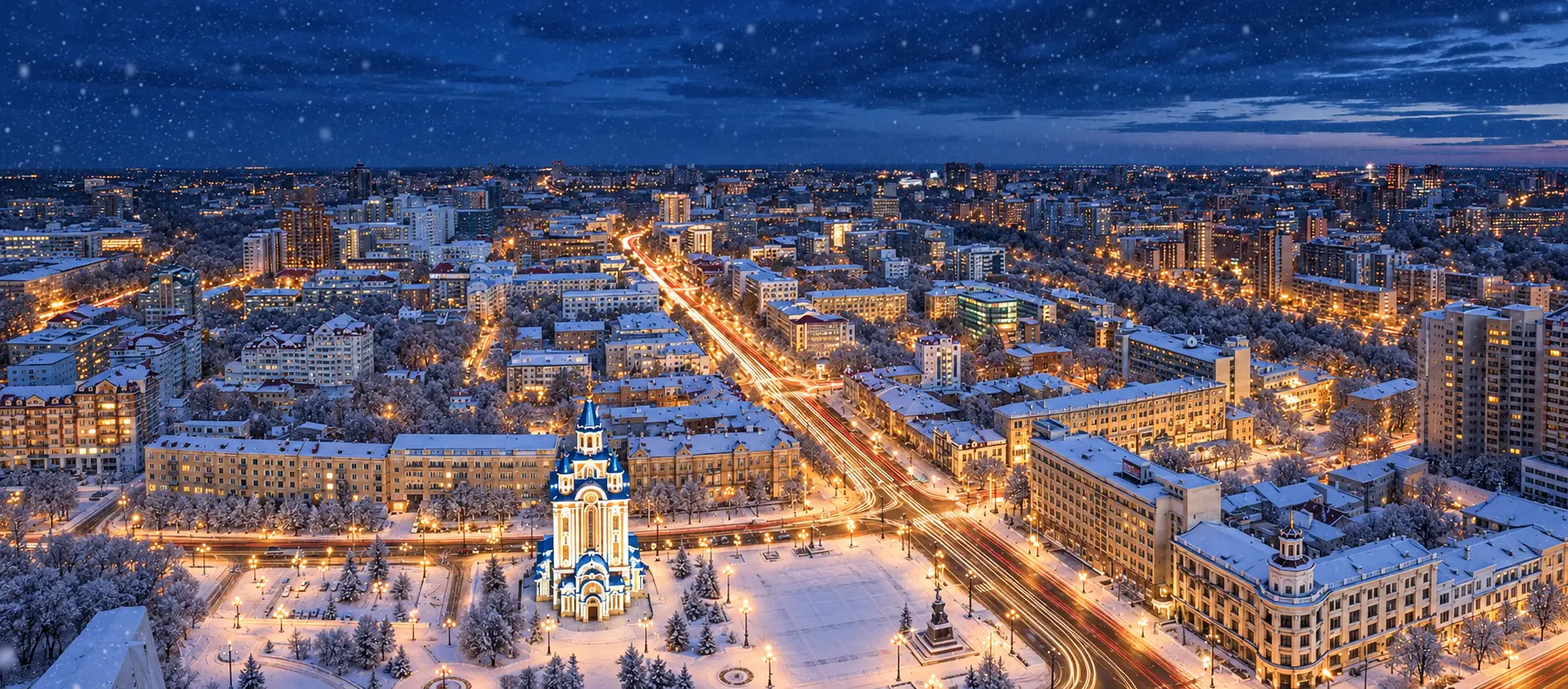 Заснеженный вечерний Хабаровск с огнями улиц и снегопадом